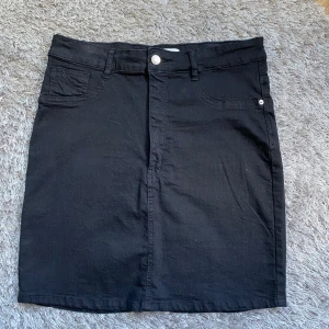 Jeanskjol Från Gina - Jeanskjol från Gina modell Molly Strl XL  Knappt använd. Prefekt till sommaren🤩