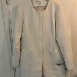 Kappa - Vit lite tjockare kappa från vila i storlek L 