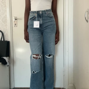 Baggy Jeans med 3 Hål  - De här jeansen har jag haft på mig 1 gång, då de inte riktigt var min stil och mamma köpte fel😅. De har suttit i garderoben länge med pris lappen och allting kvar. 