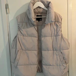 Väst  - Beige väst från lager 157 i storleken L 