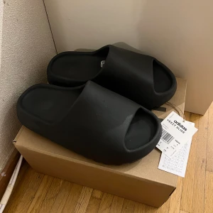 Yeezy slide onyx  - Yeezy slides i storlek 39, onyx. Små i storlek, oanvända