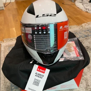 LS2 FF353 Rapid Single Mono   - Köptes för 1069kr. Du får med dig ett litet kit, påse för hjälmen och en box. Kontakta för mer bilder eller information.
