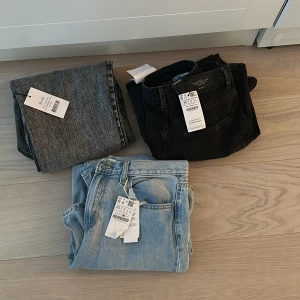 Jeans  - 3 olika jeans Skriv för mer frågor om dem så skriver jag de då om mer info om jeansen om man är intresserad🥰