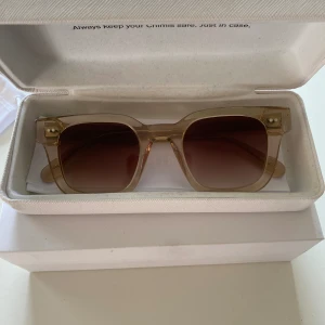 Chimi 04 ecru  - Ett par Chimi solglasögon i riktig bra skick 9/10 skulle jag säga. Allt finns till kvitto ,fördralget, påsen till glasögonen och putsduken. Dem är knappt använda för dem är lite för stora för mig. 