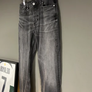Neuw jeans 30 34 - Säljer ett par nästan nya neuw jeans. Använda ett par gånger men mest legat i garderoben. Passar dig från 176-189. Sitter som vanliga slimfit jeans