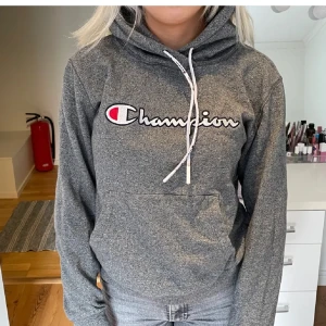 Hoodie - från champion, nyskick! 