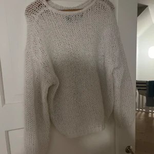 Stickad tröja vero Moda  - Super fin stickad tröja från vero moda. Vit. Priset kan diskuteras❤️