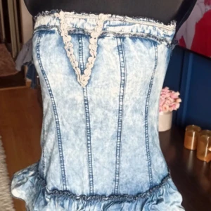 Jeans klänning - Super fin Jeans klänning som tyvärr är för stor för mig. 