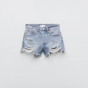 Zara shorts - Säljer dessa super fina zara jeans shorts då de är för små, har två stycken likadana som finns två annonser💓 de är som nya💞