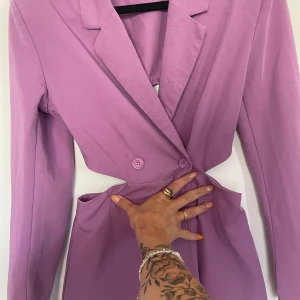 Kavajklänning - Jättefin kavajklänning med axelvaddar och öppen rygg!  Pris kan diskuteras vid snabb affär🥰