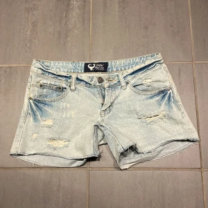 Lågmidjade jeansshorts - Säljer nu mina nästan oanvända lågmidjade jeansshorts. De är i bra skick i storlek s. Märket är bikbok tough love. Säljer då de är lite för små och därför inte kommit till användning.
