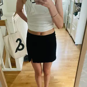 Säljer svart mini kjol som har använt två gånger som har blivit för små för mig 
