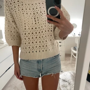Zara stickad tröja - Säljer min populära stickade tröja från Zara då den aldrig riktigt kom till användning🤗💕