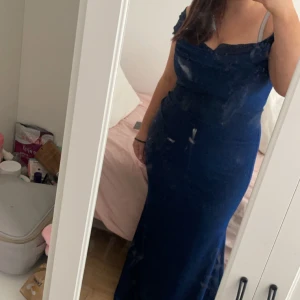 Mörkblå balklänning  - Helt ny använt en enda gång.  