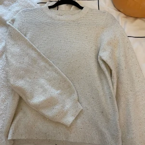 Stickad tröja - Köpt i nån affär i Jönköping vet inte vad den heter, men köpt för ca 800kr! Så så fin med guldigt glitter i. Passar storlek xxs-m! Använd en gång!
