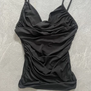 Svart fest topp - Supersnygg, aldrig använd, fin urringning 