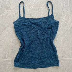 Spetslinne - Sypersnyggt linne i spets, genomskinligt(se bild tre), köpt secondhand, perfekt festtopp, bra skick