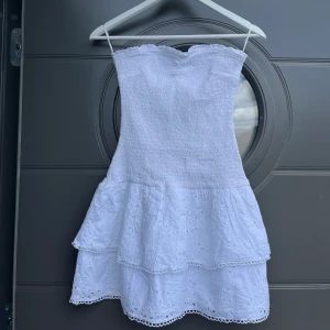 Gina klänning - Jättefin klänning, helt ny. Säljs pågrund av felköp. Inköpt för 499kr Frakt från 39 Sek