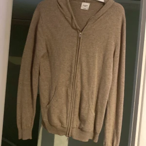 John henric cashemere full zip - Svin fet cashemere hoodie i storlek M från john henric Skick 10/10