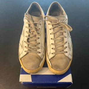 Golden Goose - Fina Golden goose i storlek 41! Endast ett skosnöre har gått av på ena skon annars är skicket mycket bra! Skorna kommer med box! Pm vid fler frågor!