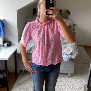 Söt rosa topp - Rosa topp från Lindex. Väldigt söt. Passar mig bra som vanligtvis har S💗💗