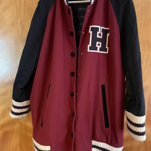 Jacka  - Denna jacka är från Tommy Hilfiger använd några få gånger säljer därav storleken är för stor. Jackan sitter som en XL på mig har i vanliga fall L eller medium. 