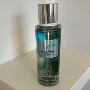 Victoria’s Secret body mist - Victoria’s Secret body mist ”sparkling creme”. Endast använd fåtal ggr men inte min doft riktigt. 