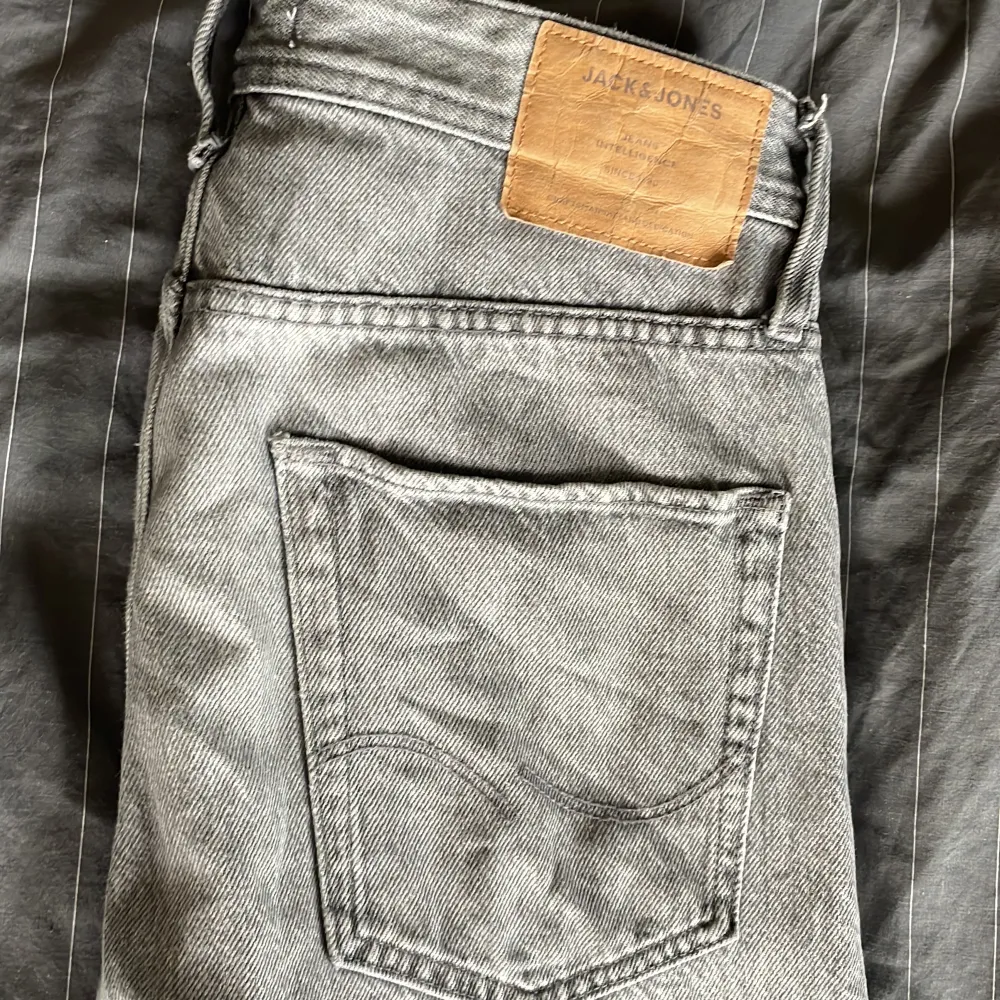Tjena! SĂ€ljer mina feta Jack and Jones jeansđsĂ€ljer dom för att dom inte passar min stil direktđ€ Dom passar en som Ă€r typ 177 det finns inga tĂ€cken pĂ„ begagnat. Köpte dom för typ 600kr tror jag. Priset Ă€r inte fastđžđ€ sĂ„ skriv för mer frĂ„gorđ«Ą. Farkut & Housut.