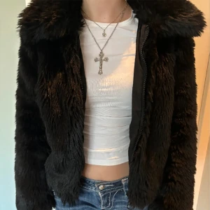 päls jacka - ‼️LÅNADE BILDER‼️ säljer denna pälsjacka jag köpte ifrån plick då den inte kommer till användning!!<3 (inte äkta päls)
