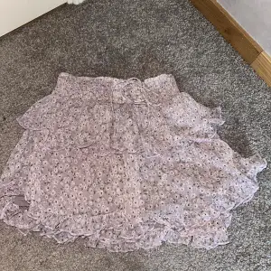 Söt kjol med små blommig kjol 