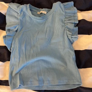 Zara topp - Jag säljer denna fina blåa zara toppen som tyvärr blivit för kort för mig, väl använd men ändå i fint skick!🩷 Säljer även två likadana fast i vit och svart❣️❣️