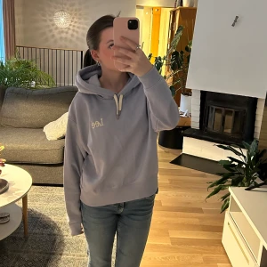 Ljusblå hoddie från Lee - Ljusblå hoddie från Lee i storlek xs endast testad. Bara höra av sig vid frågor🩷
