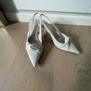 Oanvända pumps  - Jättefina oanvända pumps från asos. De är i tyo ch har en natur vit färg. 