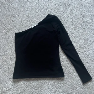 Svart tröja - Svart festtröja💕  Använd få gånger och är as snygg Kontakta vid fler frågor💋 