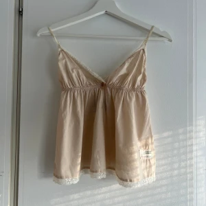 Odd molly topp - Supergulligt linne från Odd Molly i storlek 1 (motsvarande S). Använd ett fåtal gånger, men fortfarande i toppenskick! :)