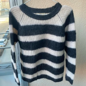 Randig mohair tröja  - Så snygg stickad tröja från märket rika. Den är 49% mohair och 32% ull. Så fin och unik och inga defekter. Skriv om ni har några frågor💗Lånade bilder!! Pris kan diskuteras!!💗💗💗
