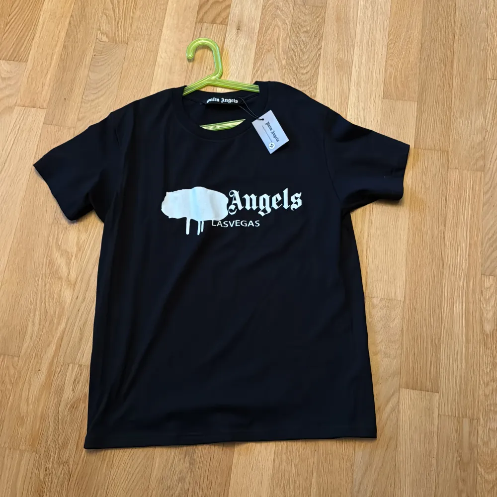 Snygg Palm Angels t-shirt som är oanvänd, skick 10/10 passar M och S Pris kan diskuteras vid snabb affär . T-shirts.