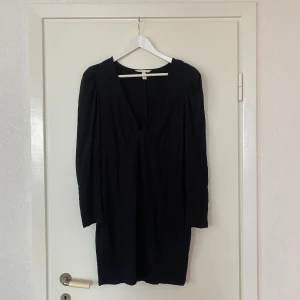 Svart klänning - Markerad midja och urringad