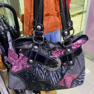 Väska - Cool väska med glittrig design. Helt ny, aldrig använd med lapp. Väldigt stor med flera fack. Kolla beskrivning vid intresse!