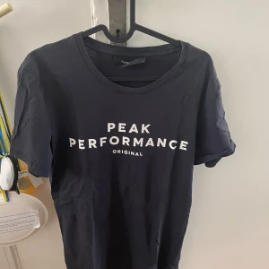 T-shirt: Peak performance  - T-shirt av märket ”Peak performance”. Sparsamt använd och i gott skick. Storlek M (medium). Säljes, med bakgrund till för liten storlek.   Pris: 200kr