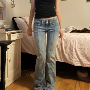 Låga Bootcut jeans - Säljer dessa jeans från monki. De har slitningar nere vid foten av byxorna (kan se det i bild 3). Sitter mycket fint på. Säljer då inte kommer till användning! Jag är 168cm och de passar mig perfekt i längden!
