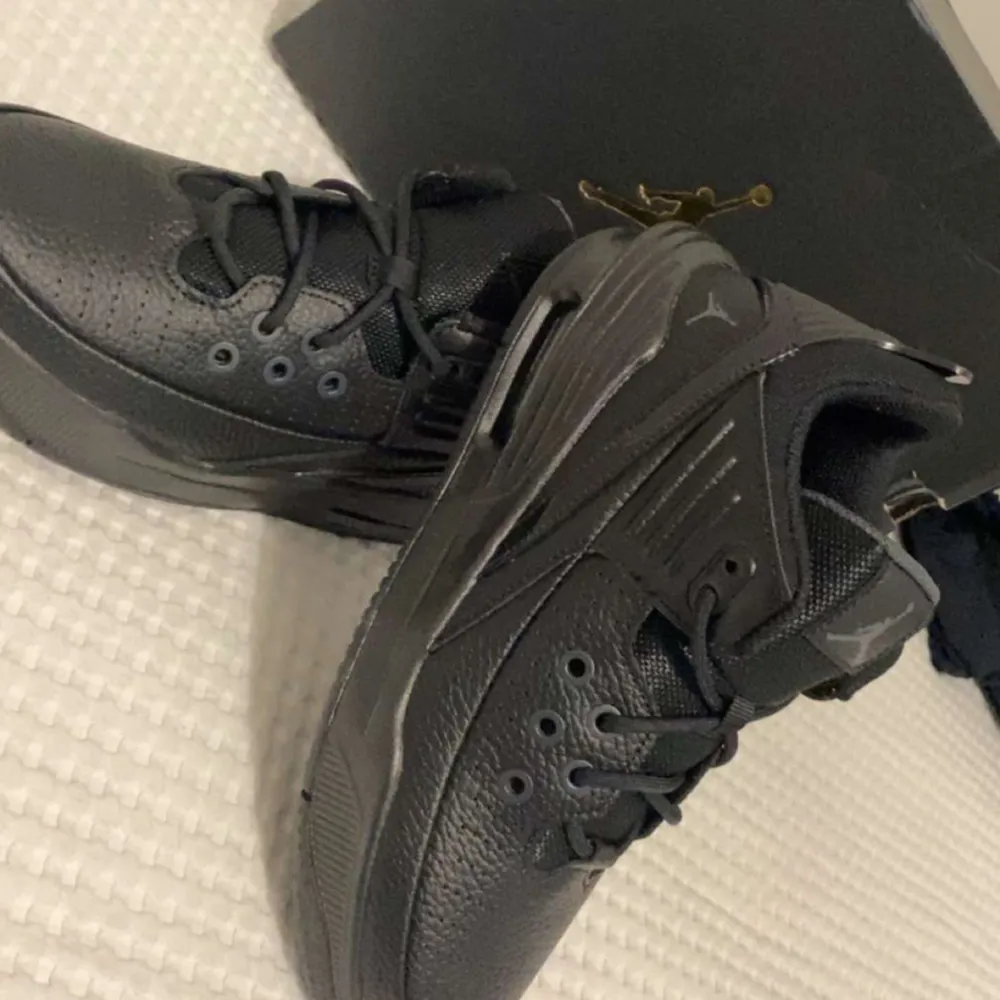 Säljer mina fina o bekväma Jordans för ett rimligt pris på 650 kr och orginalpriset på AboutYou är 1475 kr. De ser knappast använda ut och är fräscha!! !!PRIS GÅR ATT DISKUTERA!! Kan tänka mig att byta de mot något med🤝🏽💯❤️. Kengät.