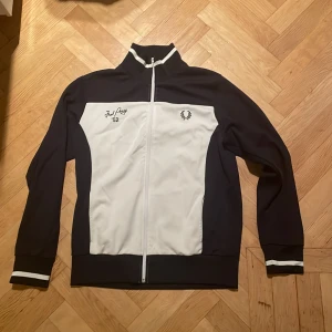 Fred Perry tröja - En klassisk snygg fred Perry track top .Storlek L men sitter mer som M. 