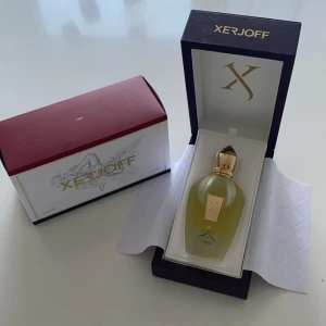 Xerjoff naxos 1861 - köptes ifrån notino för 2 veckor sen, Kvitto och allt og finns och skickas med. Den är i nyskick och jag har max använt 3-5 sprej.  Den är 100ml  Nypris - 2,9k
