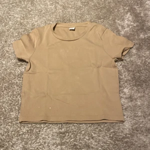 Säljer denna då den blivit förliten! Den är från Lindex köpte den för 120kr den har två små vita fläckar som inte syns när man har på sig den! Därför ett extra lågt pris! Köpare står för frakt och pristermometer för vsran  - Begie bryn med 2 st små vita fläcka längst ner på tröjan 