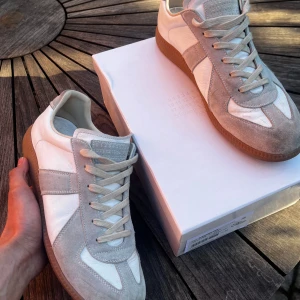 Maison margiella  - Hej säljer ett par Maison margiella Gats i färgen cream, riktigt feta skick 8/10, allt kommer med box osv.  🌟  