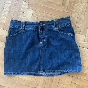 Mörkblå minikjol - Jättefin jeanskjol som jag säljer pga att den aldrig kom till användning