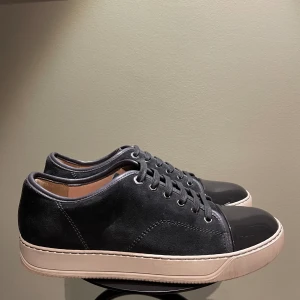 Lanvin skor  - Hej! Säljer nu dessa nästan helt nya lanvin skor. Elephant grey, Skorna är i toppskick 10/10. Med skorna medföljer box och dustbag 