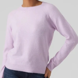 Lila stickad tröja  - En ljuslila stickad tröja från vero Moda. I storlek M men passar även XS-S beroende på vilket fit man vill ha. Är lite nopprig men ändå skön, säljer för 80kr!