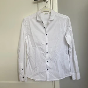 Kappahl skjorta - Tja! Säljer denna vita skjorta från Kappahl. Storlek 158/Xs och skick 10/10. Säljer den för 79 Kr. Skriv gärna om ni har några frågor eller funderingar.